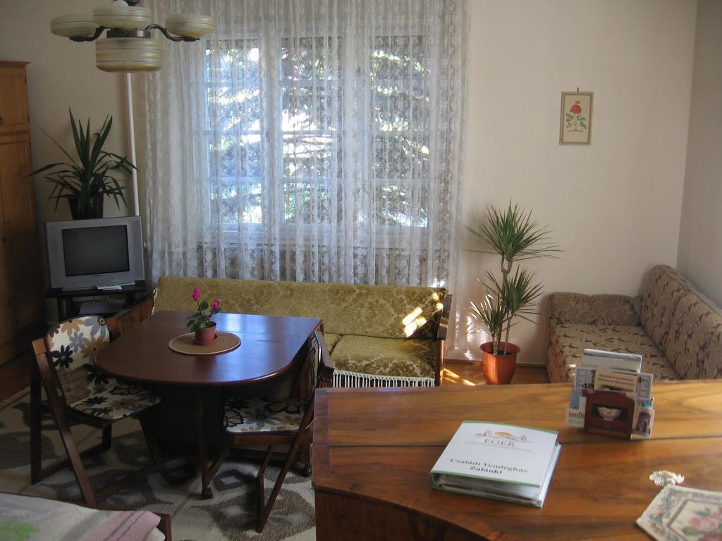 Csaladi Vendeghaz Apartment Eger Room photo